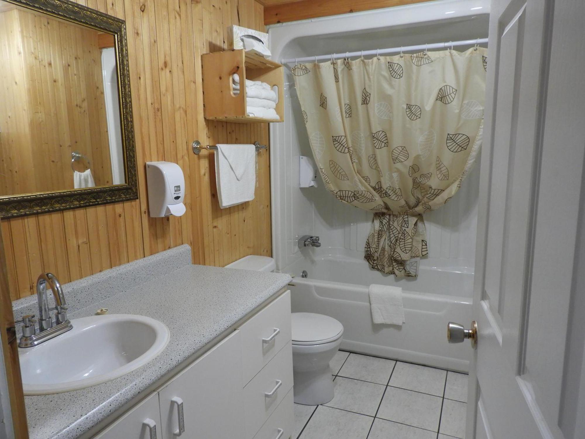 Hotel Sous La Croix 152725 Tadoussac Eksteriør bilde