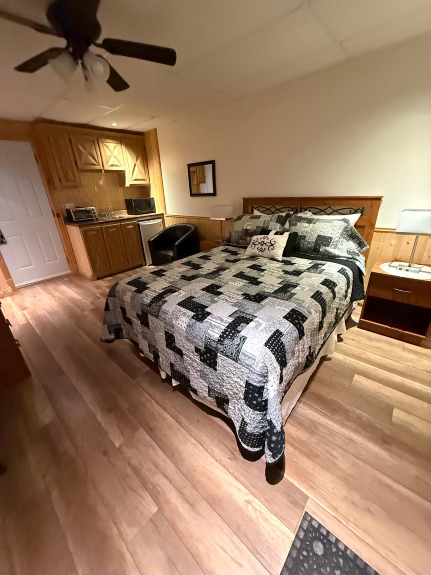 Hotel Sous La Croix 152725 Tadoussac Eksteriør bilde