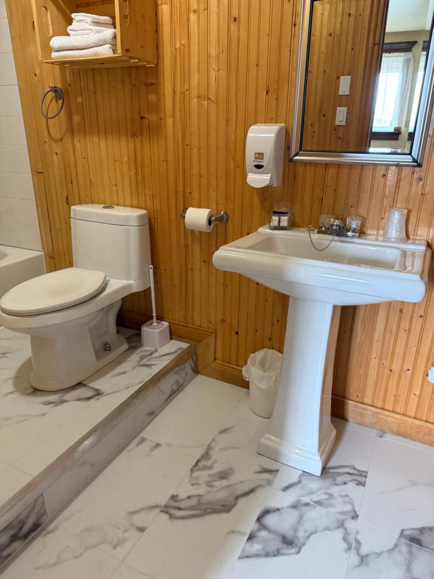 Hotel Sous La Croix 152725 Tadoussac Eksteriør bilde