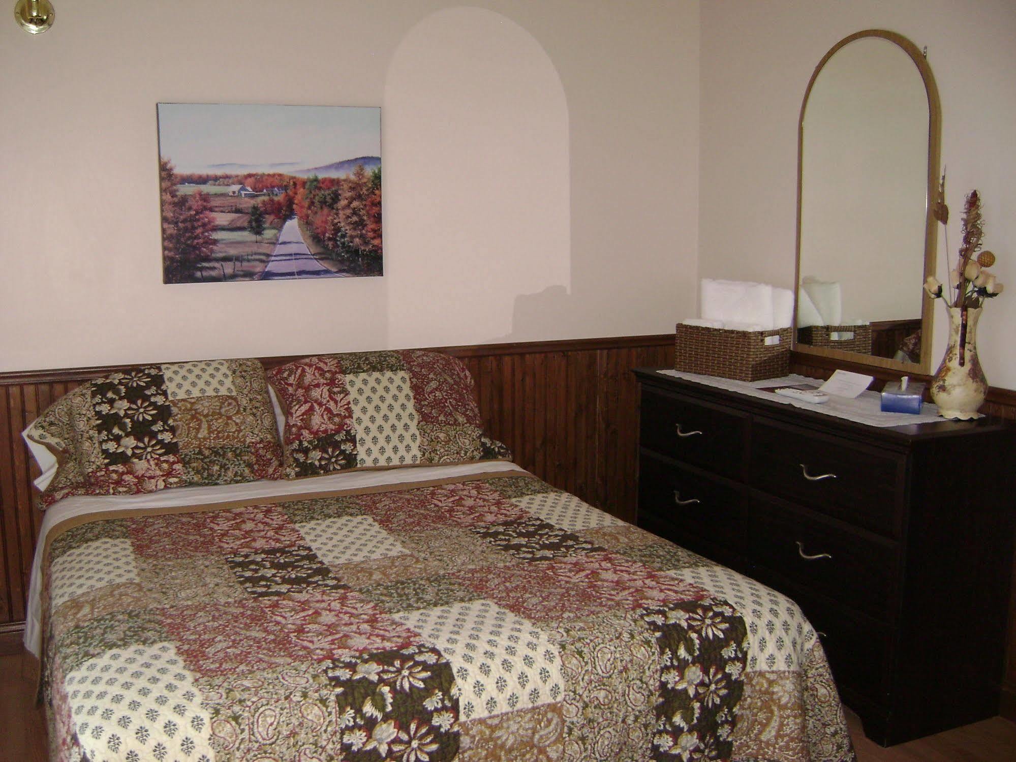 Hotel Sous La Croix 152725 Tadoussac Eksteriør bilde