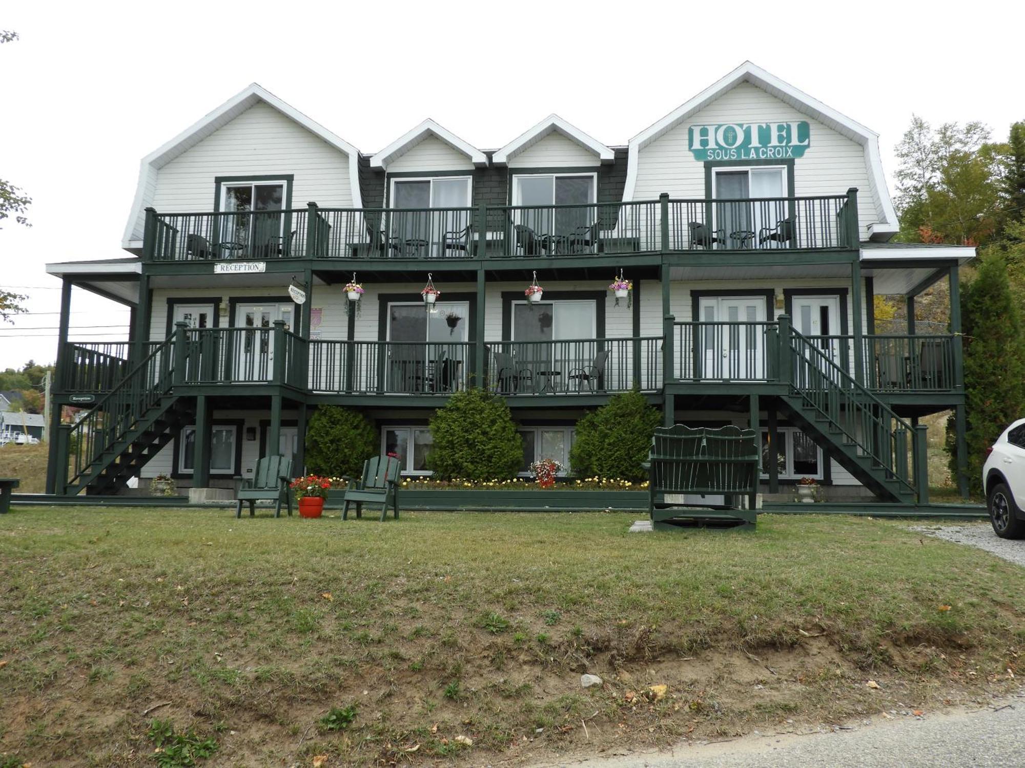 Hotel Sous La Croix 152725 Tadoussac Eksteriør bilde